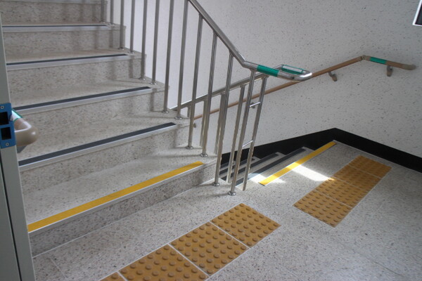 대전시 동구 가오동새터말커뮤니티센터 내부 계단 양쪽에는 시각장애인이 손끝으로 만져 층수를 알 수 있는 점자표지판이 부착된 손잡이, 계단 입구 바닥에 점자블록도 설치돼 있어 문제가 없다. ©박종태