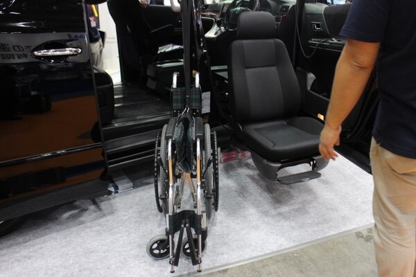 자가운전 휠체어 복지차량 운전석의 의자가 탑승이 편하도록 옆으로 내려오는 모습. ⓒ에이블뉴스DB