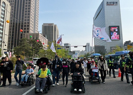 420장애인차별철폐공동투쟁단이 420장애인차별철폐의날 투쟁 전국 결의대회를 마친 이후 서울시청 서편에서 혜화역까지 행진하고 있다.©420장애인차별철폐공동투쟁단