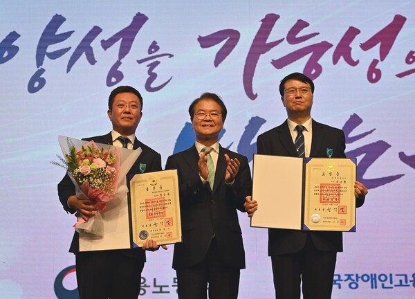 ‘2024 장애인고용촉진대회’에서 이정식 고용노동부 장관(사진 가운데)이 훈포장 수상자들과 함께 기념사진을 촬영하고 있다. ©한국장애인고용공단