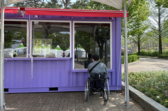 ‘2024 고양국제꽃박람회’에 설치된 낮은 매표소. ©일산장애인자립생활센터