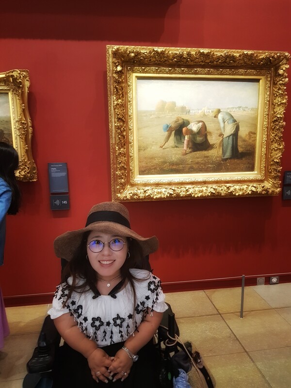 이삭줍는 여인들 작품을 배경 삼아. ©하석미