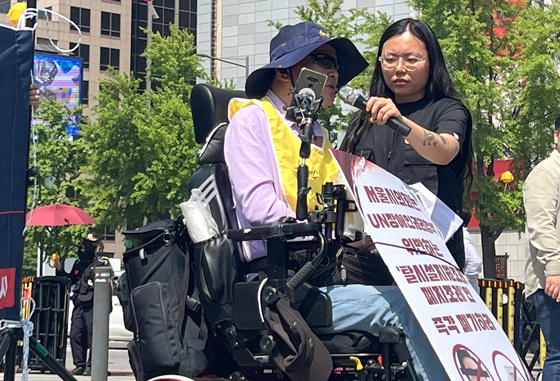 3일 오후 2시 서울시의회 본관 앞에서 ‘서울시의회 탈시설 조례 폐지안 폐기 촉구 결의대회’에서 발언하는 전국탈시설장애인연대 추경진 서울지부 공동대표. ©서울장애인차별철폐연대