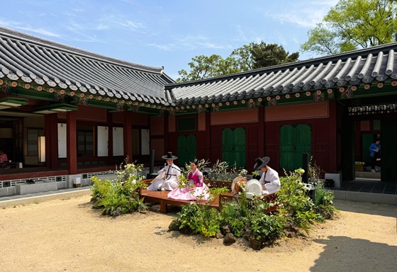 관현맹인전통예술단은 지난 4일 2024 궁중문화축전 10주년 기념 장애인 특별 프로그램 ‘시간여행, 세종-마음으로, 궁’에 초청받아 총 2회 공연을 진행했다. ©실로암시각장애인복지관