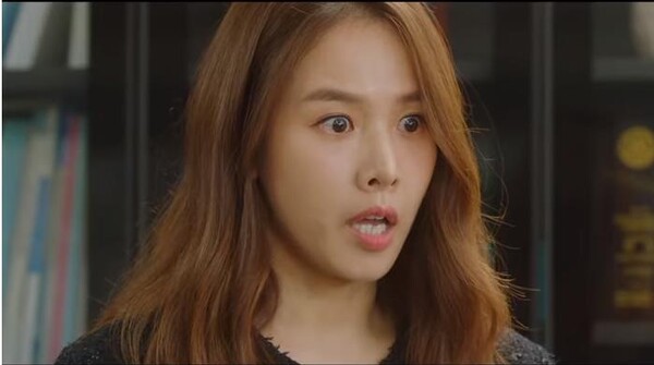 명주여고 방다미의 담임이었던 고명지(조윤희 분)가 방다미가 아이를 출산했다고 학교 측에 거짓 증언하는 모습. ⓒSBS Catch Youtube 동영상 캡처