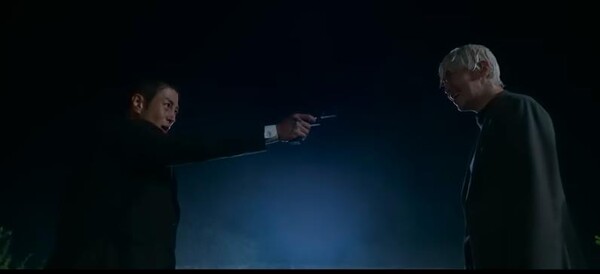 매튜 리(엄기준 분, 오른쪽)가 이휘소가 아닌 진짜 연쇄살인마 K라 밝히는 순간 이를 의심스러워하며 총을 겨누는 강기탁(윤태영 분, 왼쪽)의 모습. ⓒSBS Drama Youtube 동영상 캡처