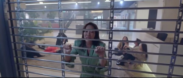 금라희(황정음 분)를 비롯한 7인의 악인이 매튜 리 K에 의해 한 빌딩에 갇힌 모습. ⓒSBS Drama Youtube 동영상 캡처