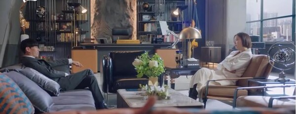 매튜 리 K(엄기준 분, 왼쪽)가 칠드런 홈에 목숨 거는 이유를 금라희(황정음 분, 오른쪽)에게 설명하는 모습 