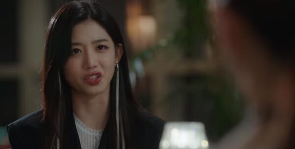 미셸 감독(유주 분)이 한모네에게 모네의 학폭 가해 사실을 폭로하는 다큐영화 'D에게'를 전 세계에 OTT로 상영할 거라고 모네에게 말하는 모습. ⓒSBS Drama Youtube 동영상 캡처