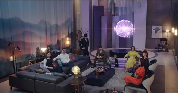 서울시 양진모 정무부시장이 물러나고, 매튜가 연쇄살인마 K라는 게 발각될 위기에 처하자 이를 모면하기 위해 모인 모습. 이 모임에서 장진구 서울시장의 지문을 시장 뇌물 비리를 터뜨리는데 이용하자는 계략이 나왔다. ⓒSBS Drama Youtube 동영상 캡처