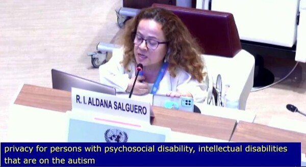 장애인권리위원회의 과테말라 출신 로사 알다나 위원이 위치추적기를 통한 지적·자폐성·정신 장애인과 신경다양인의 사생활 침해에 관련해 대한민국 정부에 질의하는 모습. ⓒUNWebtv 동영상 캡처