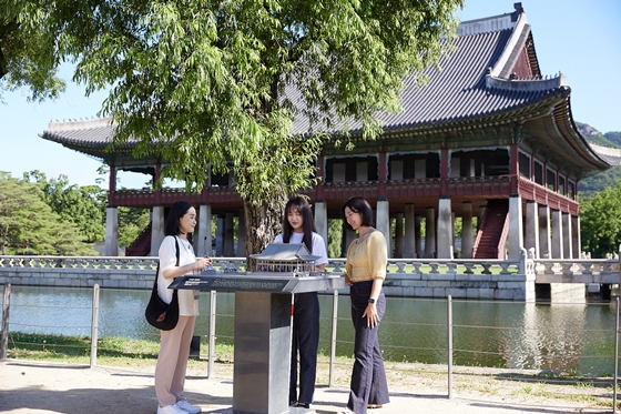 경복궁에서 모형 촉각 체험을 하는 참가자. ⓒ서울관광재단