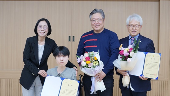 2024년  중증장애인직업재활지원사업 취업 우수사례 시상식에서 대상을 수상한 박주현 씨. ©시립서울장애인종합복지관
