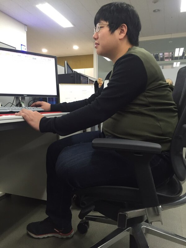 2017년 1월 21일 필자가 당시 근무하던 서울 성동구 소재 링키지랩 사무실에서 업무에 집중하는 필자. ⓒ장지용