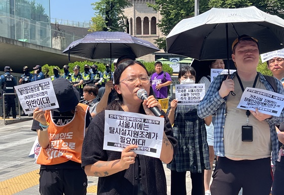 18일 오전 11시 서울시의회 본관 앞에서 개최된 ‘서울시의회 보건복지위원회 탈시설지원조례 폐지조례안 및 자립생활지원조례 개악안 가결 규탄 긴급 기자회견’에서 사회를 보고 있는 서울장애인차별철폐연대 민푸름 활동가