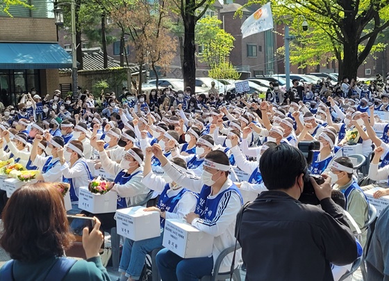 전국장애인부모연대는 지난 2022년 4월 19일 오후 1시 청와대 인근 효자치안센터 앞에서 ‘발달장애인 24시간 지원체계 구축 촉구 전국 집중 결의대회’를 개최했다. ⓒ에이블뉴스DB