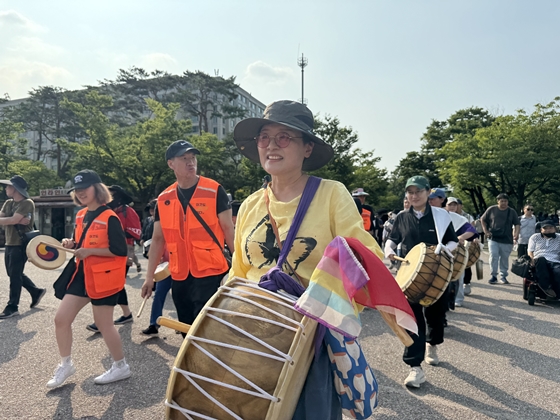 1일 오후 4시 국회 앞에서 진행된 ‘장애인권리 7대 입법 1년 내 제정 전동행진’에 참가한 사람들. ⓒ전국장애인차별철폐연대