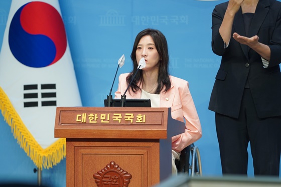 국민의힘 최보윤 의원이 3일 국회소통관에서 ‘더불어민주당 김병주 의원 장애 차별적 표현에 대한 유감 표명’ 기자회견을 개최했다.©최보윤 의원실