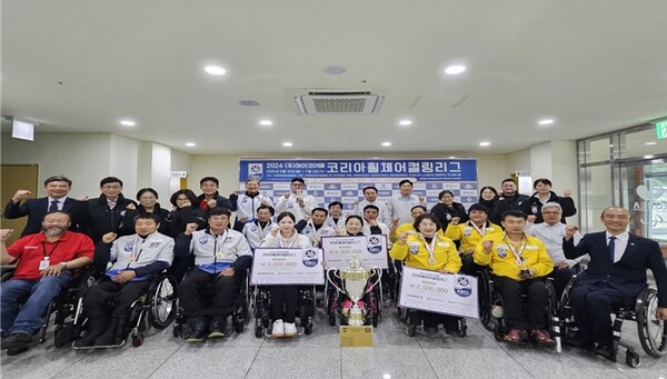 ‘2024 ㈜하이코어배 코리아휠체어컬링리그’ 전반기 4인조 부문에서 강원도장애인체육회가 우승을 차지했다.©대한장애인컬링협회