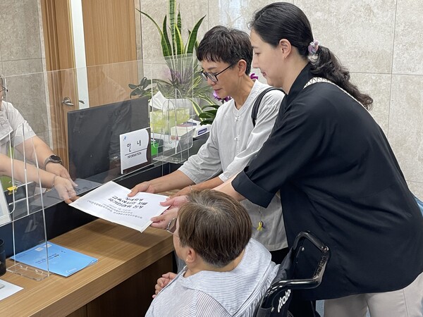 국가인권위원회에 장애학생 교육에서의 차별에 대한 진정서를 제출하고 있는 모습. ©장애인차별금지추진연대