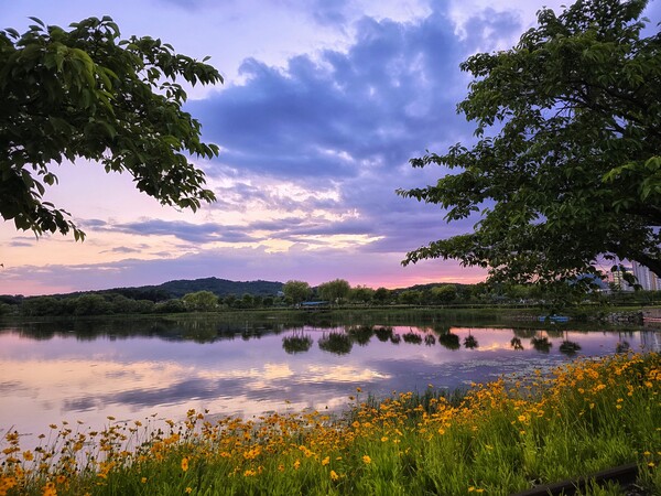 호수가 하늘을 담다. ©하석미