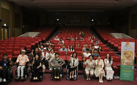 더불어민주당 서미화 의원과 국민의힘 최보윤 의원이 공동 주최한 장애여성의 사랑을 다룬 조재형 감독의 광주 지역 영화 ‘똥 싸는 소리’ 시사회가 26일 국회 대회의실에서 열렸다. ©서미화 의원실