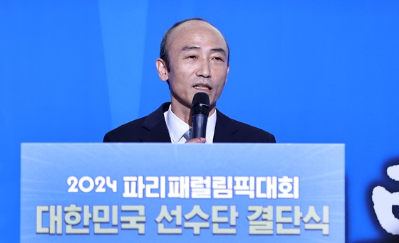 12일 올림픽파크텔 올림피아홀에서 열린 2024 파리 패럴림픽대회 대한민국 선수단 결단식에서 개식사를 하는 대한장애인체육회 정진완 회장. ⓒ대한장애인체육회