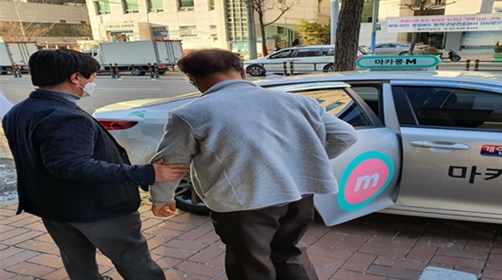 장애인 바우처택시를 이용하는 모습.(사진은 기사와 무관) ⓒ서울시