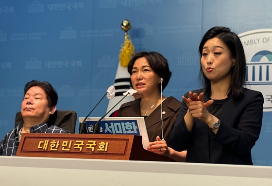 22일 국회소통관에서 개최된 ‘장애인자립생활권리보장법(장애인복지법 제4장 강화 개정) 발의 기자회견’에서 발언하는 더불어민주당 서미화 의원. ⓒ한국장애인자립생활센터협의회