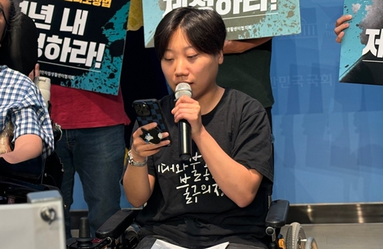 22일 국회소통관에서 개최된 ‘장애인자립생활권리보장법(장애인복지법 제4장 강화 개정) 발의 기자회견’에서 발언하는 장애여성공감 고나영 활동가. ⓒ한국장애인자립생활센터협의회