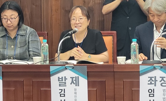 27일 국회도서관 소회의실에서 개최된 ‘장애 차별 판단의 입증책임 토론회’에서 발제하는 장애인차별금지추진연대 김성연 사무국장. ©에이블뉴스