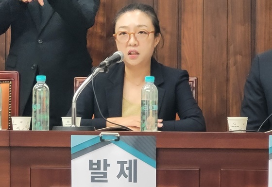 27일 국회도서관 소회의실에서 개최된 ‘장애 차별 판단의 입증책임 토론회’에서 발제하는 독일정치경제연구소 노동법·차별금지법 황수옥 센터장. ©에이블뉴스