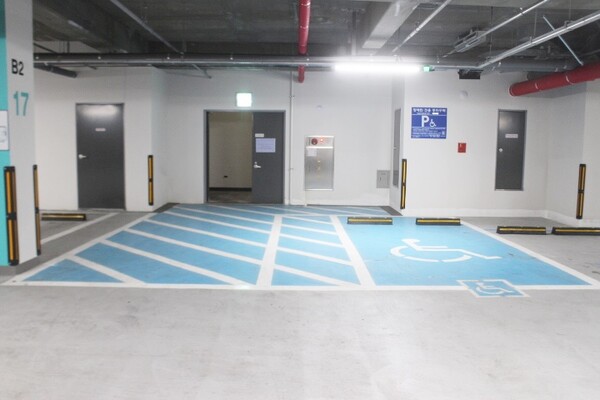 건물 주차장에 마련된 장애인전용주차구역. ©에이블뉴스DB