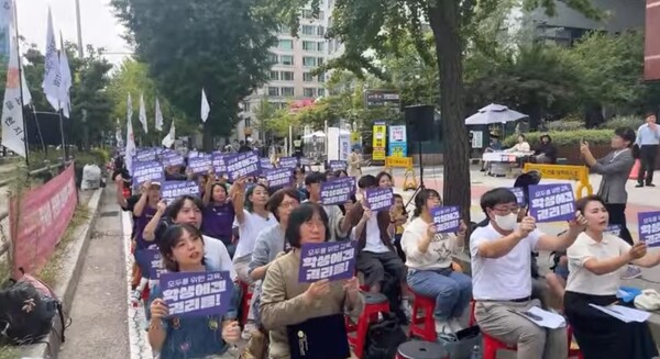 전국장애인부모연대 등 20개 단체는 27일 서울 여의도 이룸센터 앞 도로에서 ‘학교 내 분리·물리적 제지 법제화 규탄 결의대회’를 갖고, ‘초·중등교육법 개정안’을 전면 재검토할 것을 촉구했다.ⓒ전국장애인부모연대 유튜브