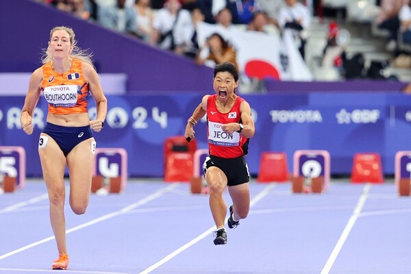 전민재(오른쪽)가 9월 5일 스타드 드 프랭스에서 열린 2024파리패럴림픽 육상 여자 100m T36 결선에 출전해 힘차게 달리고 있다. ©대한장애인체육회