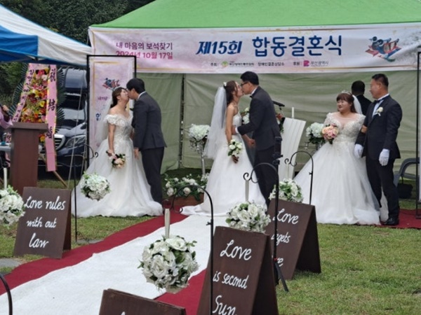 신랑신부 키스 타임. ⓒ이복남