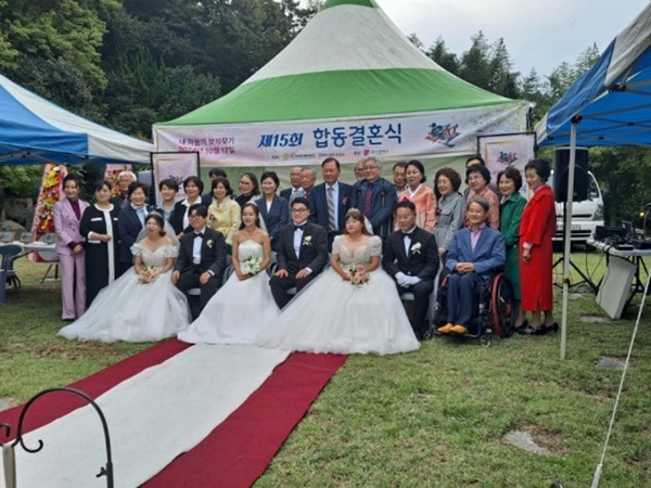 신랑신부와 참석 내빈들. ⓒ이복남