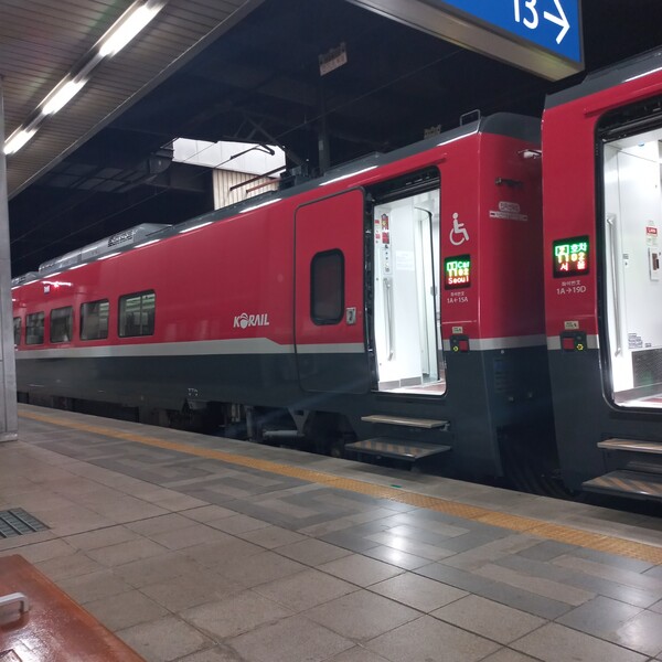 자립은 홀로 가는 여행이며, 자립에 필요한 자료는 자립이라는 열차에 오르기 위한 게단과 같다. ©정현석