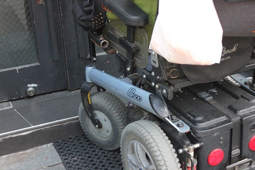 턱 때문에 전동휠체어가 접근하지 못하는 카페 입구.ⓒ에이블뉴스DB