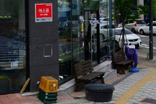 턱 때문에 휠체어가 접근하지 못하는 편의점 입구.ⓒ에이블뉴스DB