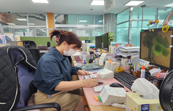 윤정경 씨의 근무 모습. ©한국장애인개발원