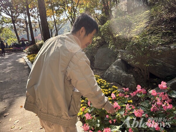 꽃향기가 자욱했다. 손으로 만지니 그 향기가 두 배가 됐다. ⓒ조현대