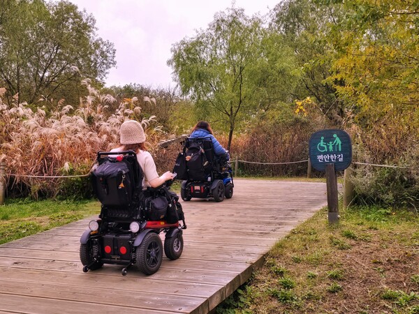 편안한 길을 따라 만나는 가을 풍경. ©하석미