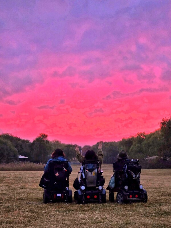 붉게 물든 하늘 아래, 함께하는 가을의 노을.©하석미