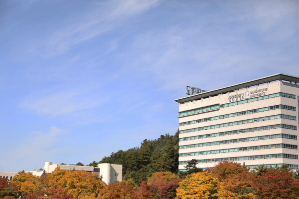 필자의 모교인 상명대학교 캠퍼스의 가을. 사진 속 건물은 필자가 재학 시절 강의 수강을 위해 매일같이 방문한 종합강의동 '한누리관'이다. ⓒ상명대학교