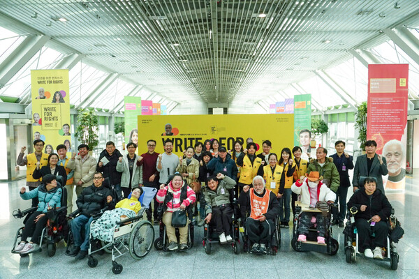  ‘국제앰네스티 2024 편지쓰기 캠페인'을 홍보하기 위해  지난 19일 국회에서 열린  ‘인권 편지쓰기 전시회 및 간담회’ 전경.ⓒ국제엠네스티 한국지부