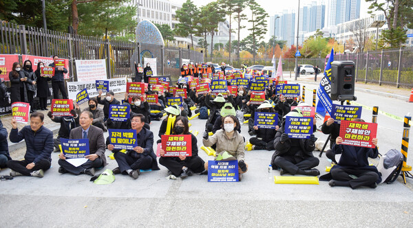 대구사이버대학교 언어치료학과 재학생과 졸업생들은 지난 19일 보건복지부 앞에서 2차 단체시위를 전개했다. ©대구사이버대학교