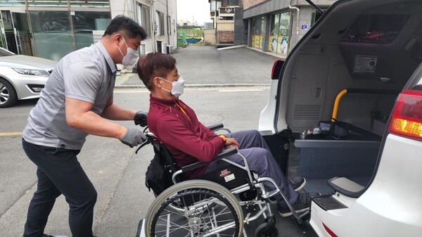 특별교통수단을 이용하는 장애인 모습.ⓒ에이블뉴스DB