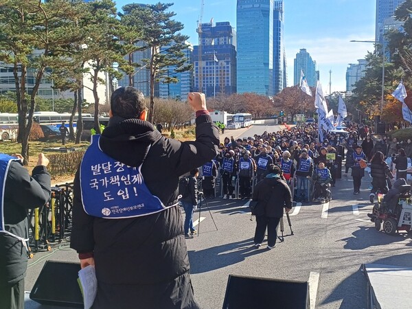 전국장애인부모연대가 세계 장애인의 날인 3일 국회 앞에서 ‘2025 발달장애 예산확보 결의대회’를 열고, 다시금 “내년도 발달장애 예산을 확대해달라”고 외쳤다. ©전국장애인부모연대