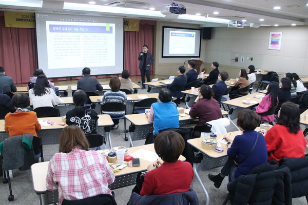 우리은행 신관식 신탁·세금 전문가가 지난 9일 서울 여의도 이룸센터에서 열린 ‘제4차 장애인리더스포럼’에서 강연하고 있다. ©한국장애인단체총연맹